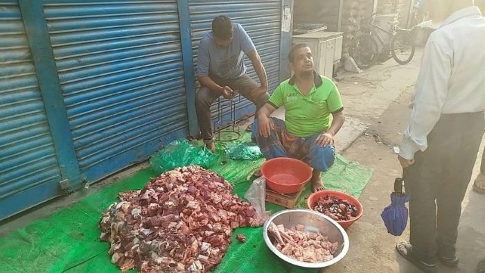 হাটে বিক্রি না হওয়ায় গরু জবাই করে পুঁজি তোলার চেষ্টা করছেন ব্যবসায়ীরা